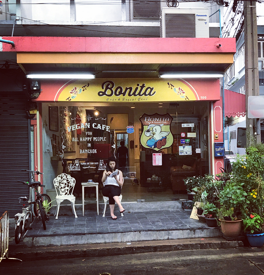Bonita Cafe & Social Club được trang trí theo phong cách duyên dáng, cổ điển và truyền thống