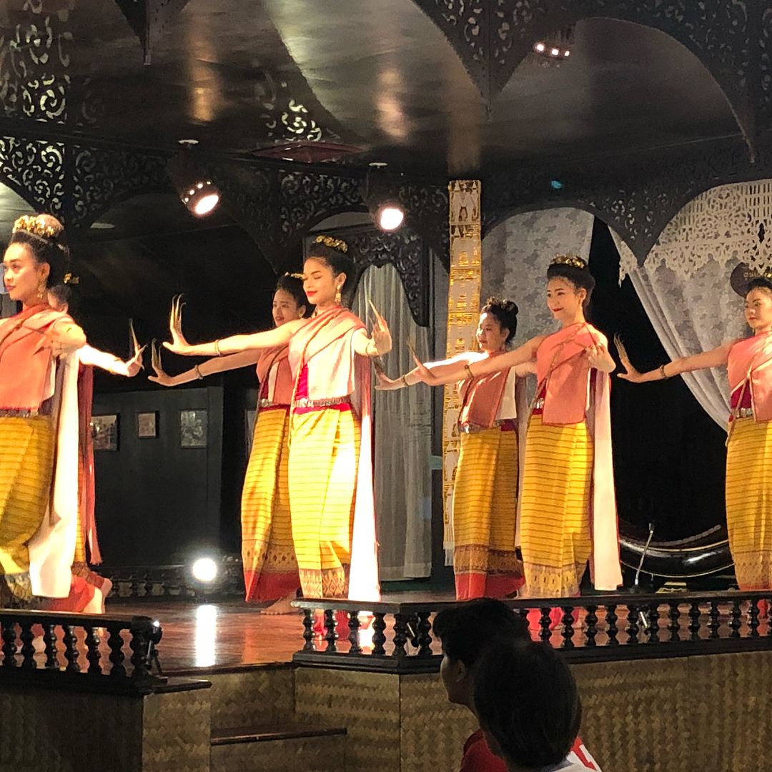 Bên cạnh đó, bạn còn có thể chiêm ngưỡng nhiều điệu múa truyền thống của Thái 