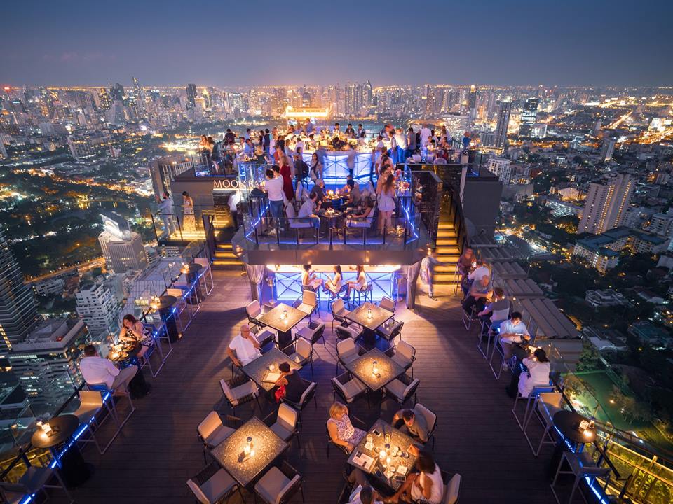 Nhà hàng Vertigo và Moon Bar nằm trên tầng 61 của khách sạn Banyan Tree