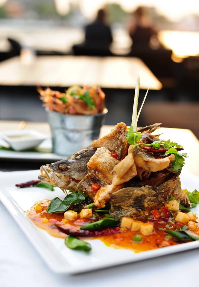 Thực đơn là sự kết hợp của các món ăn Thái và phương Tây