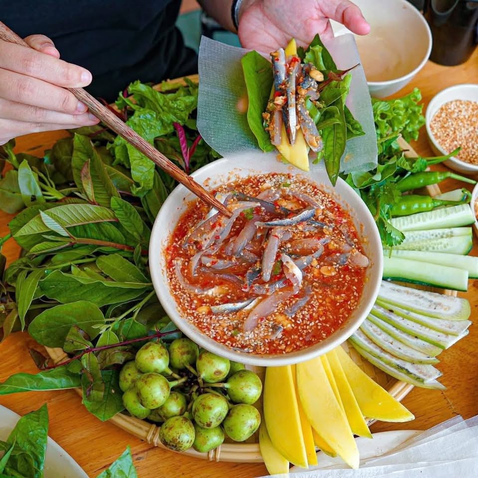 Gỏi cá trích là món ăn yêu thích của rất nhiều người khi đến du lịch tại các vùng biển miền Trung