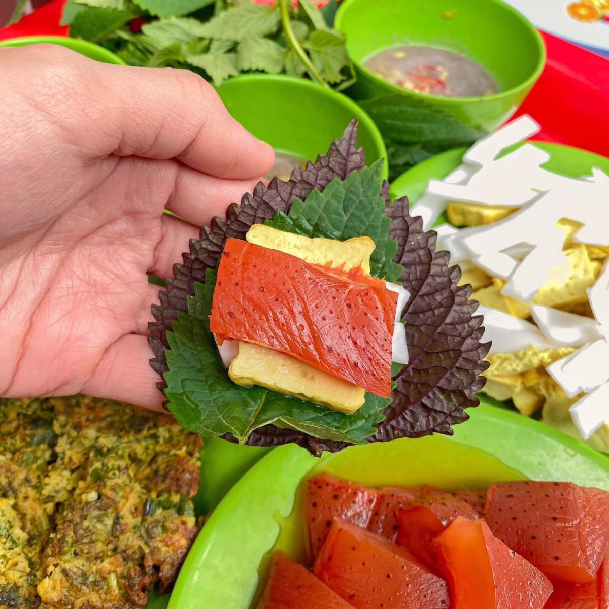 Sứa đỏ Hải Phòng có hương vị lạ miệng, vừa mặn – vừa bùi – vừa thanh, rất dễ “gây nghiện”